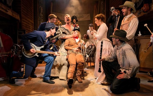Calamity goes too far. With the ensemble. Photo: Manuel Harlan