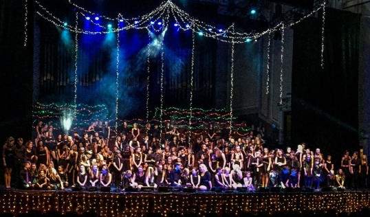 The full cast. Photo: Richard Findlay