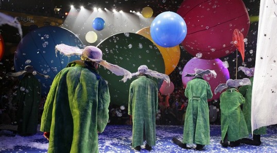Standing up clowns. Photo: Vladimir Mishukov
