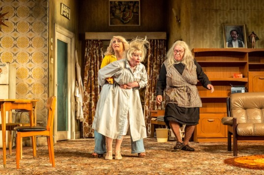 Yer Granny - Louise McCarthy (L), Barbara Rafferty (C) & Gregor Fisher (R). Photo Manuel Harlan