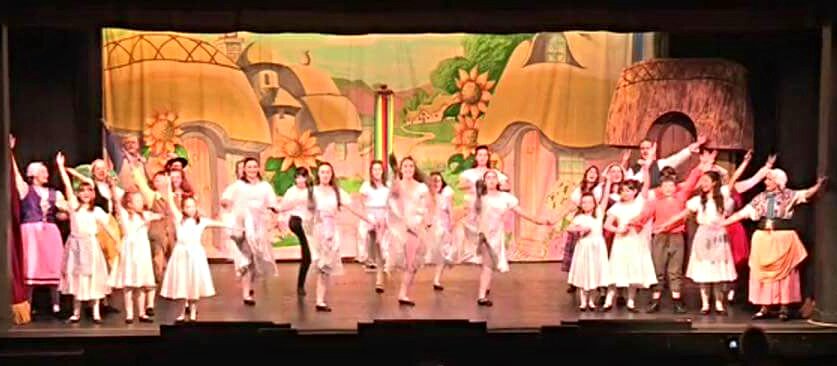 Goldilocks ensemble and Dancers. Photo EPT